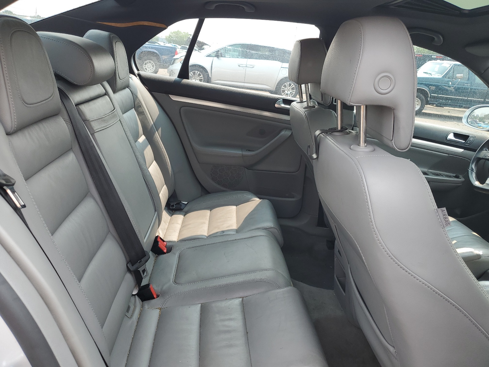 3VWXJ71K56M646514 2006 Volkswagen Jetta Gli Option Package 2