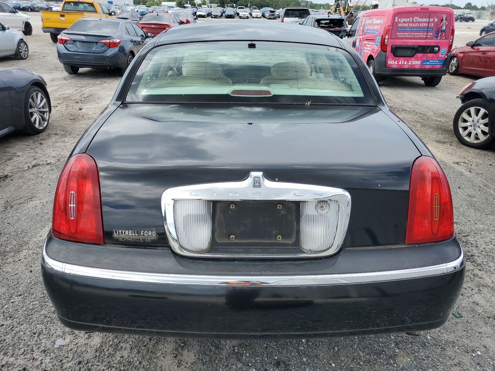 1LNFM83W9WY658886 1998 Lincoln Town Car Cartier