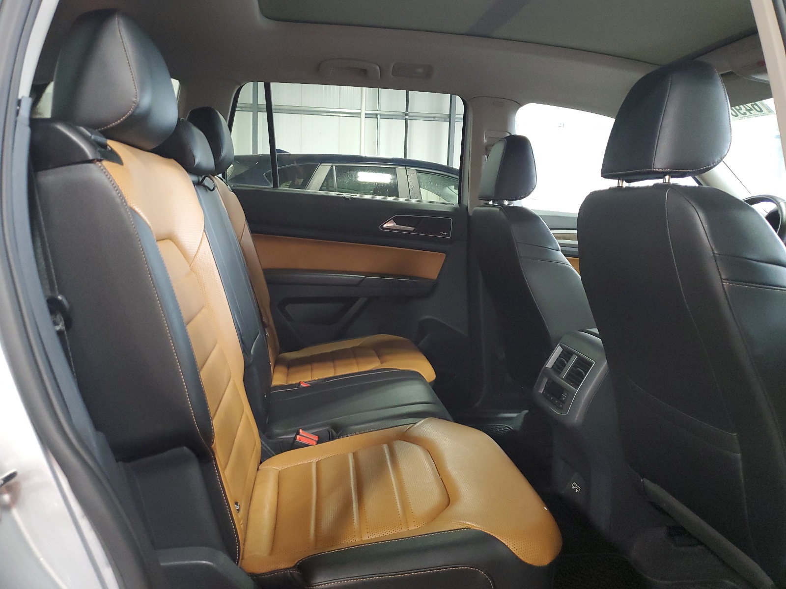 1V2NR2CA6JC580901 2018 Volkswagen Atlas Sel Premium