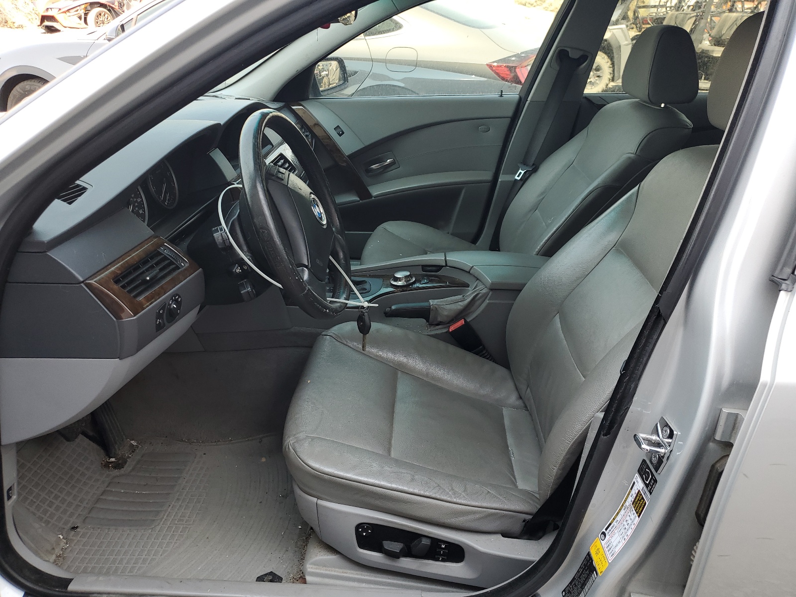 WBANF33576CB86883 2006 BMW 525 Xi