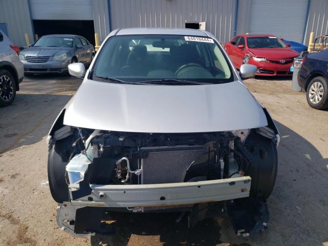  NISSAN VERSA 2019 Srebrny