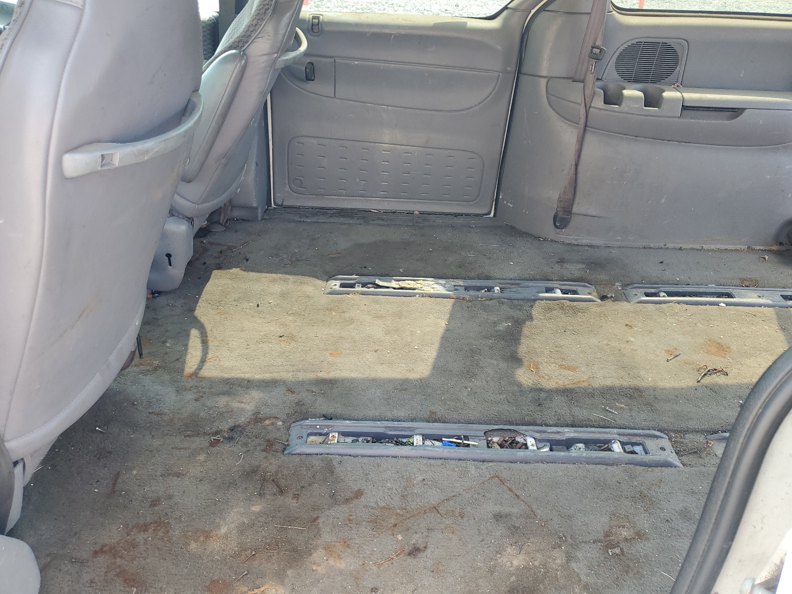 2C4GJ24G2YR833489 2000 Chrysler Grand Voyager