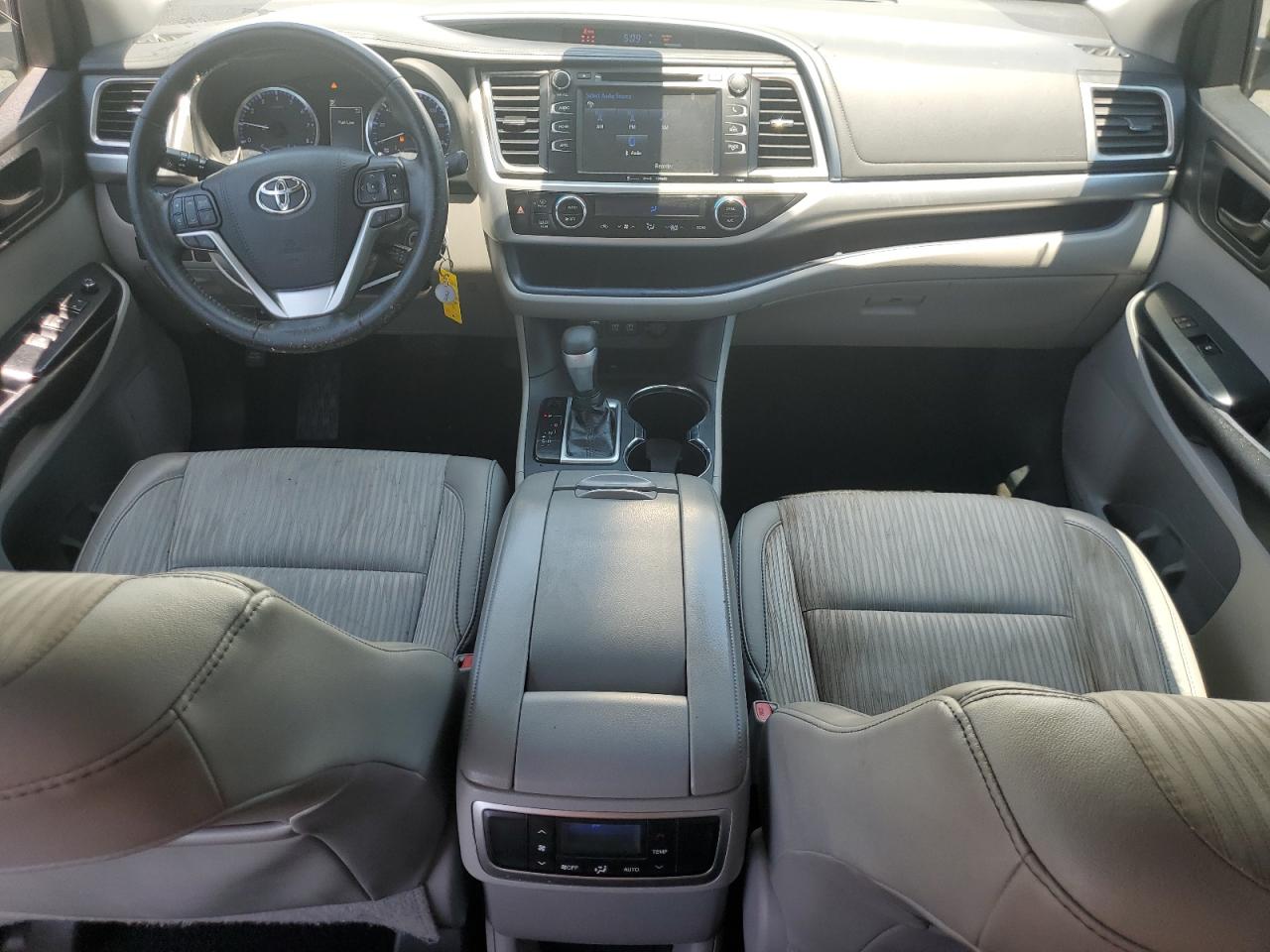 2018 Toyota Highlander Le VIN: 5TDZZRFH3JS260597 Lot: 61683074