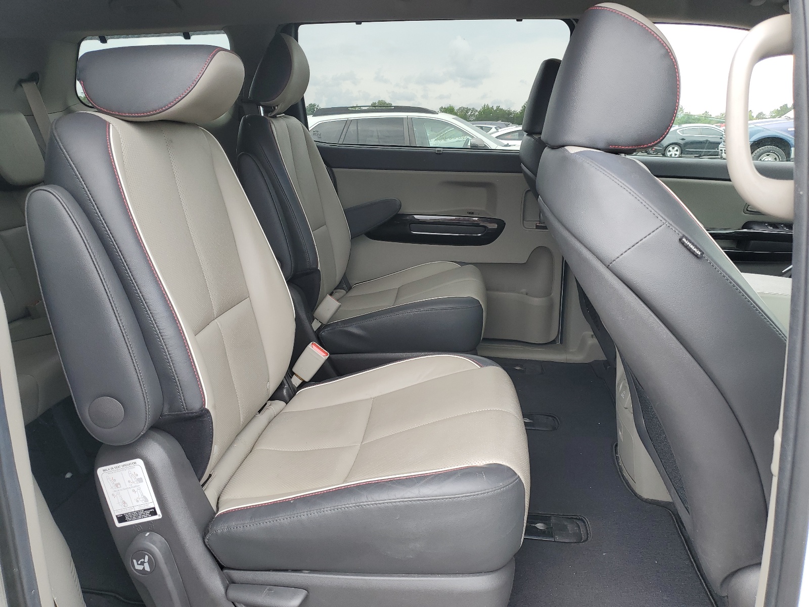 KNDMC5C13J6423227 2018 Kia Sedona Ex