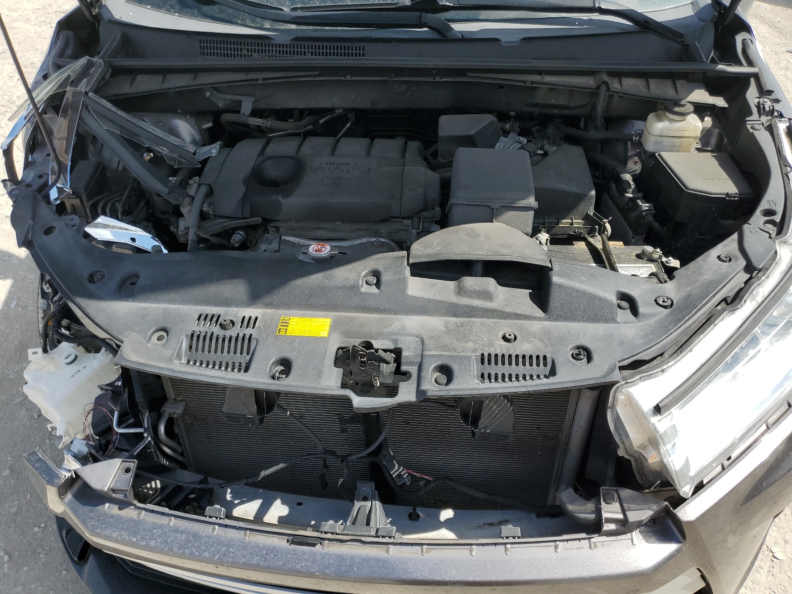 5TDZARFH0KS049723 2019 Toyota Highlander Le