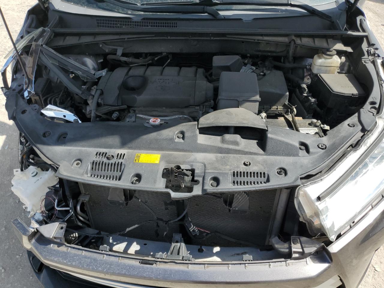 2019 Toyota Highlander Le VIN: 5TDZARFH0KS049723 Lot: 64584004