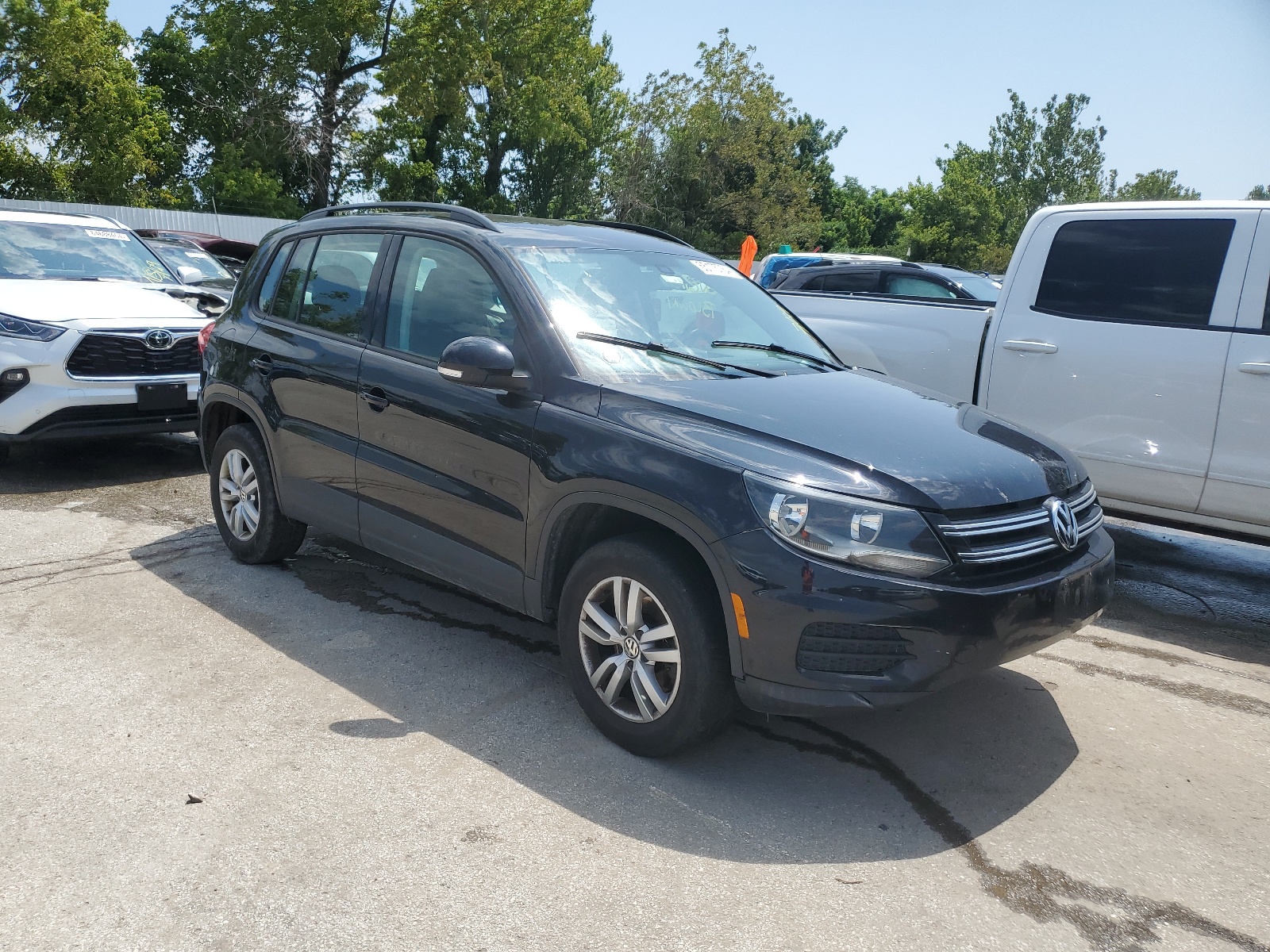 2017 Volkswagen Tiguan S vin: WVGAV7AX1HK033143