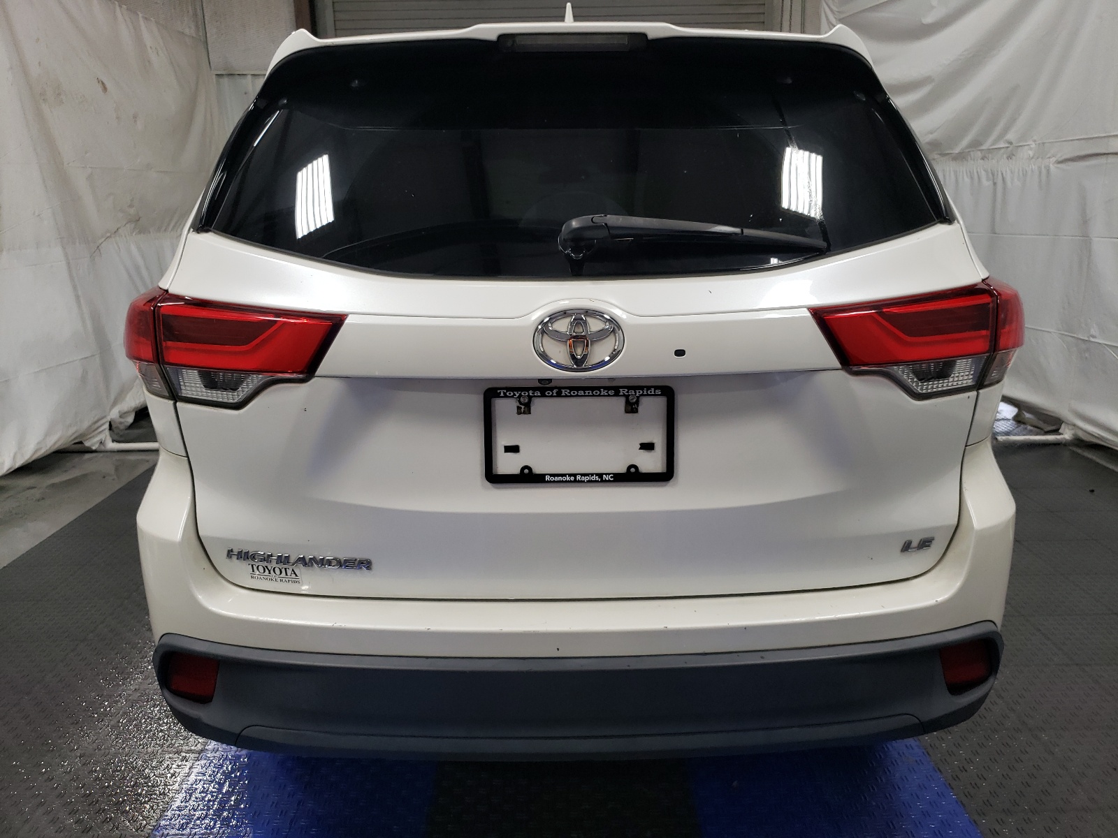 5TDZZRFH1HS196635 2017 Toyota Highlander Le