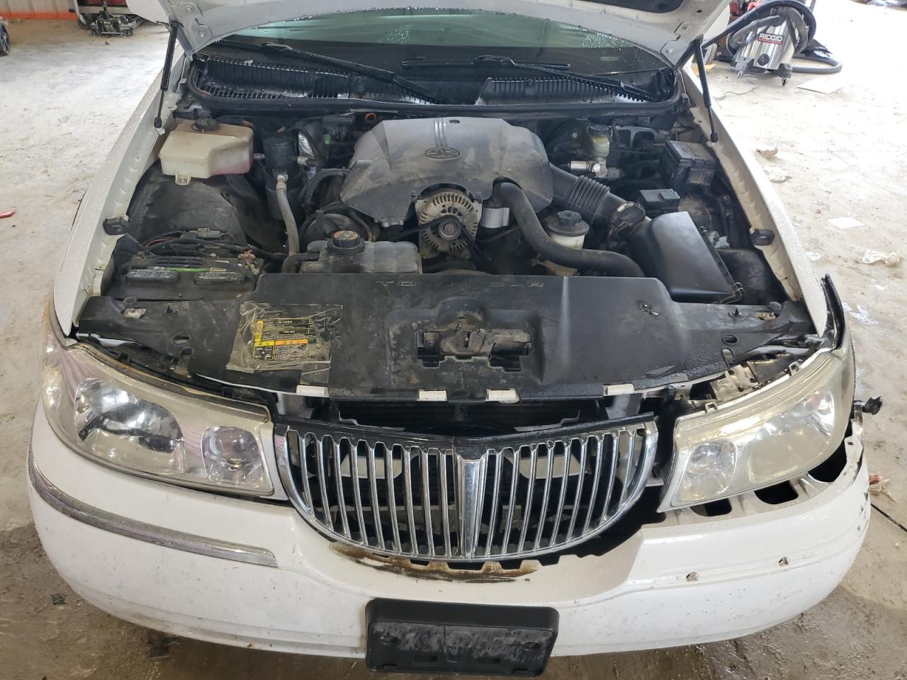 1LNHM81W8YY811479 2000 Lincoln Town Car Executive