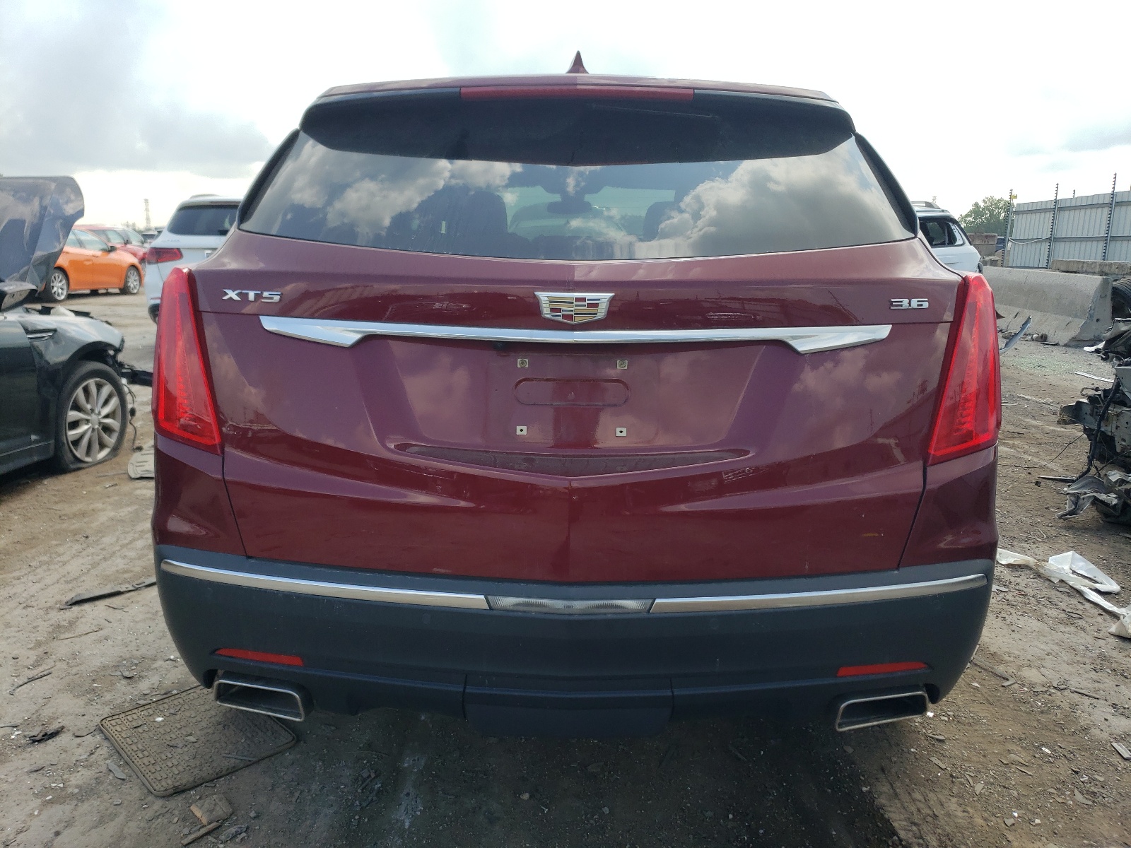 1GYKNBRSXHZ121128 2017 Cadillac Xt5 Luxury