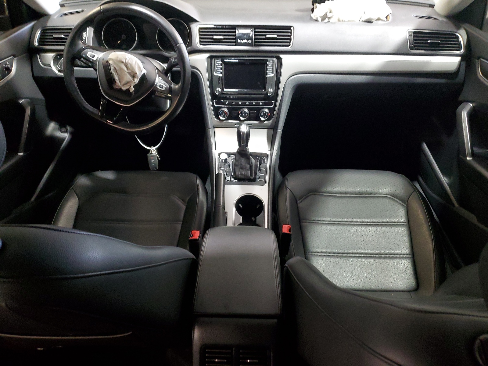 1VWLA7A36KC010171 2019 Volkswagen Passat Wolfsburg