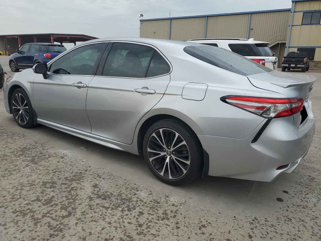 4T1B11HK1JU029000 2018 TOYOTA CAMRY - Image 2