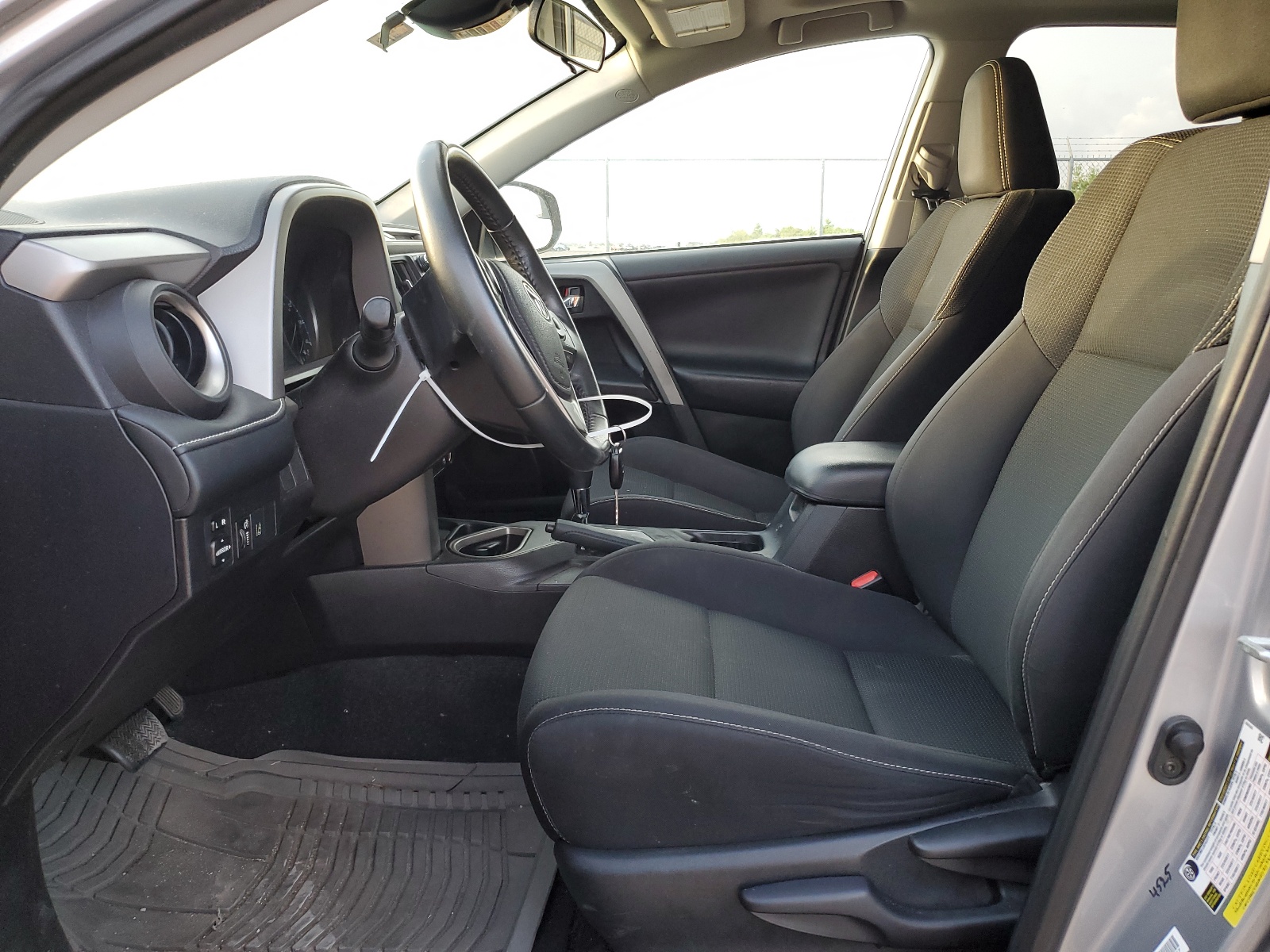 2T3WFREV9HW364068 2017 Toyota Rav4 Xle