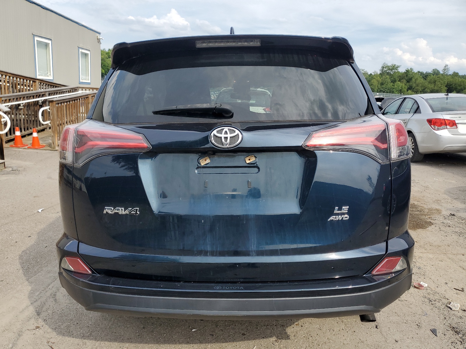 JTMBFREV5JJ726996 2018 Toyota Rav4 Le