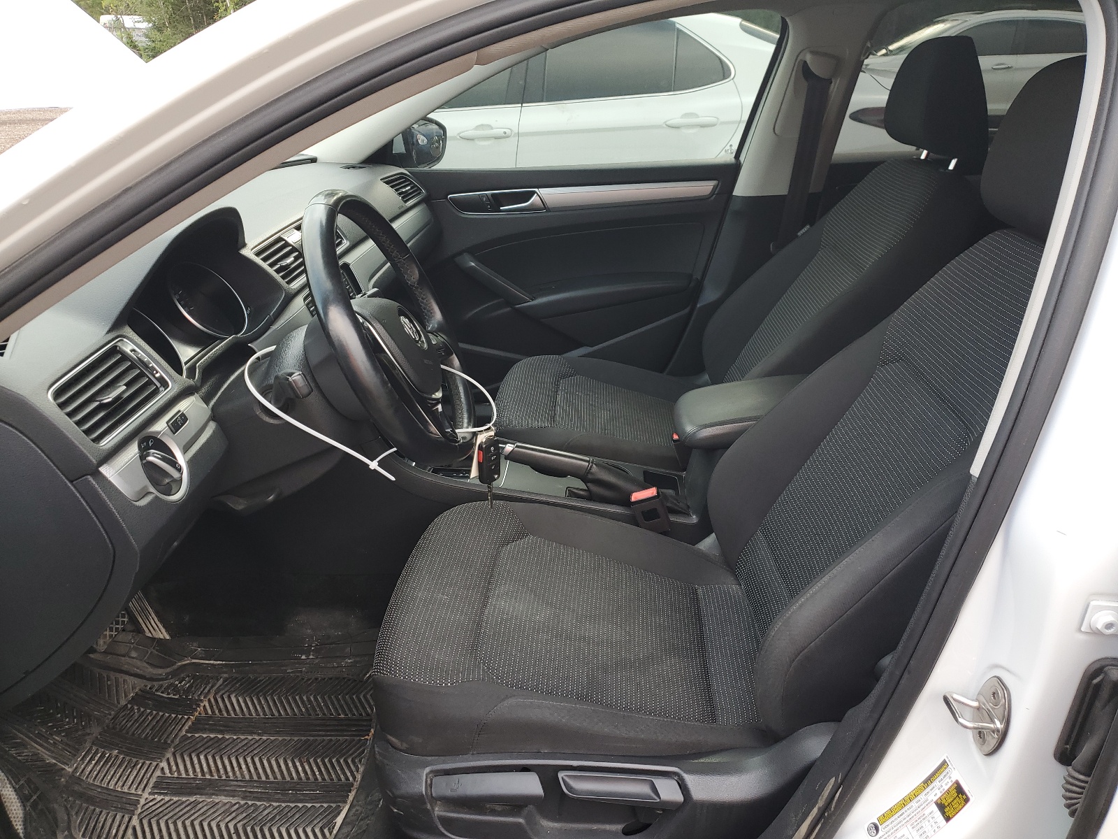 1VWAA7A39JC033997 2018 Volkswagen Passat S