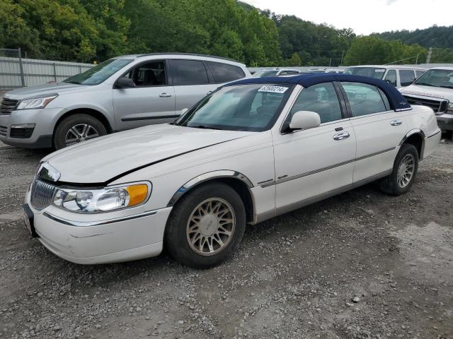 2001 Lincoln Town Car Signature