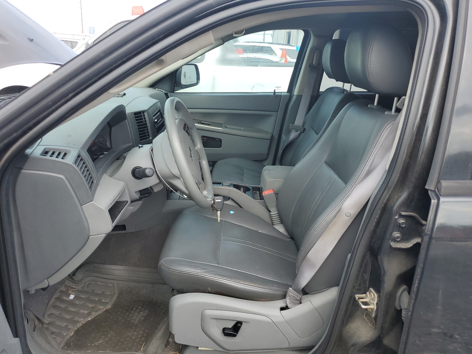 1J4GS48K65C605081 2005 Jeep Grand Cherokee Laredo