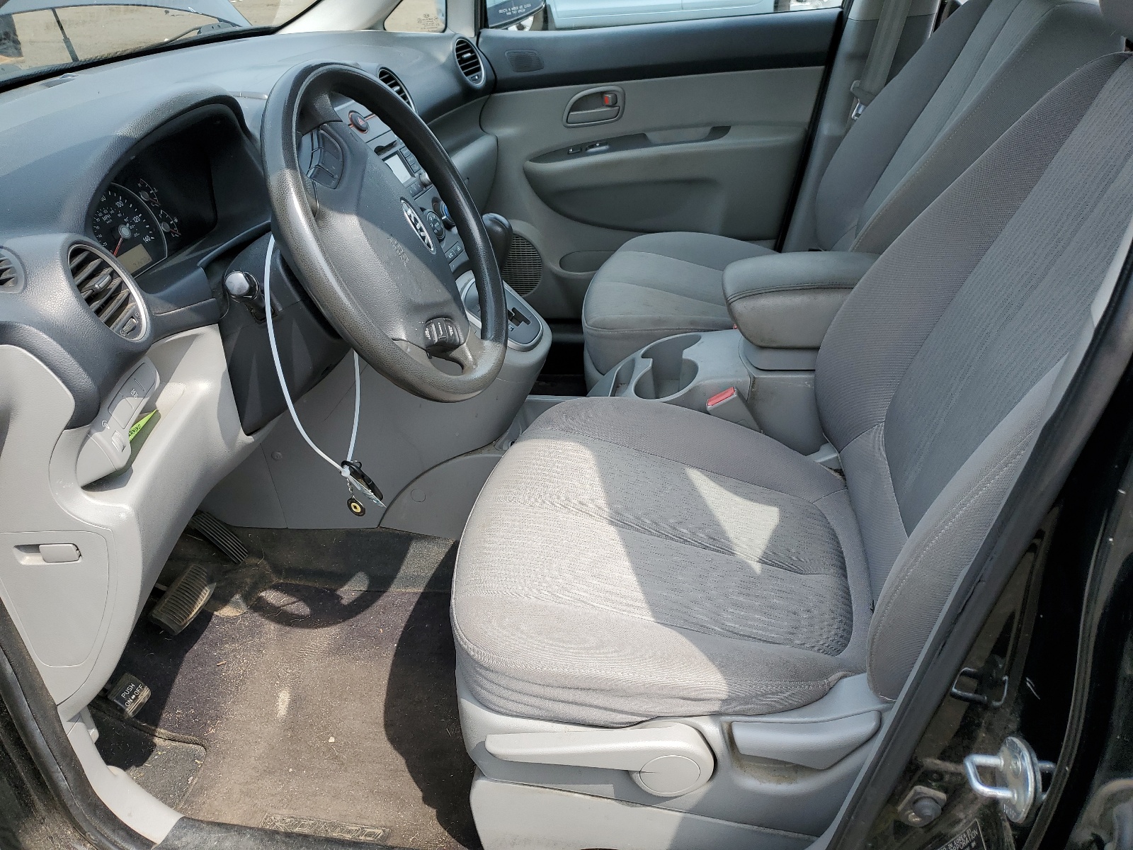 KNAFG528197240505 2009 Kia Rondo Base