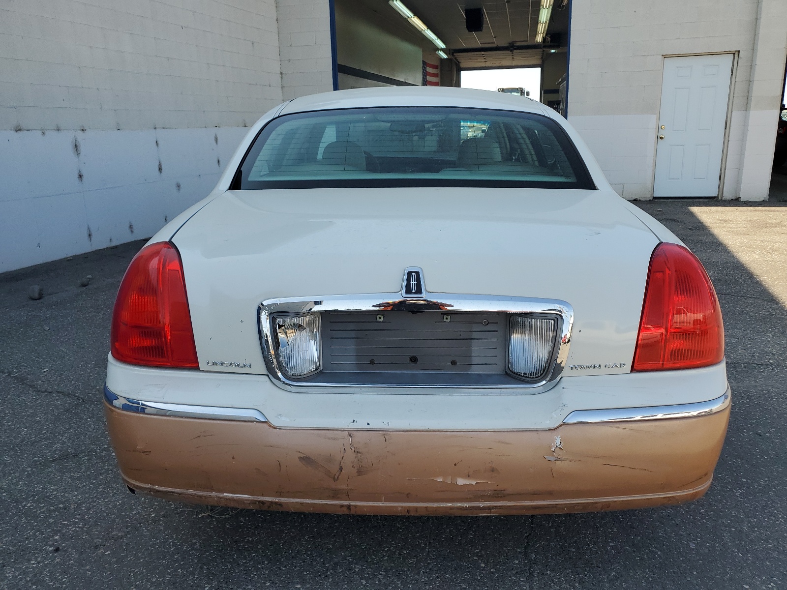 1LNHM81W43Y660987 2002 Lincoln Town Car Executive