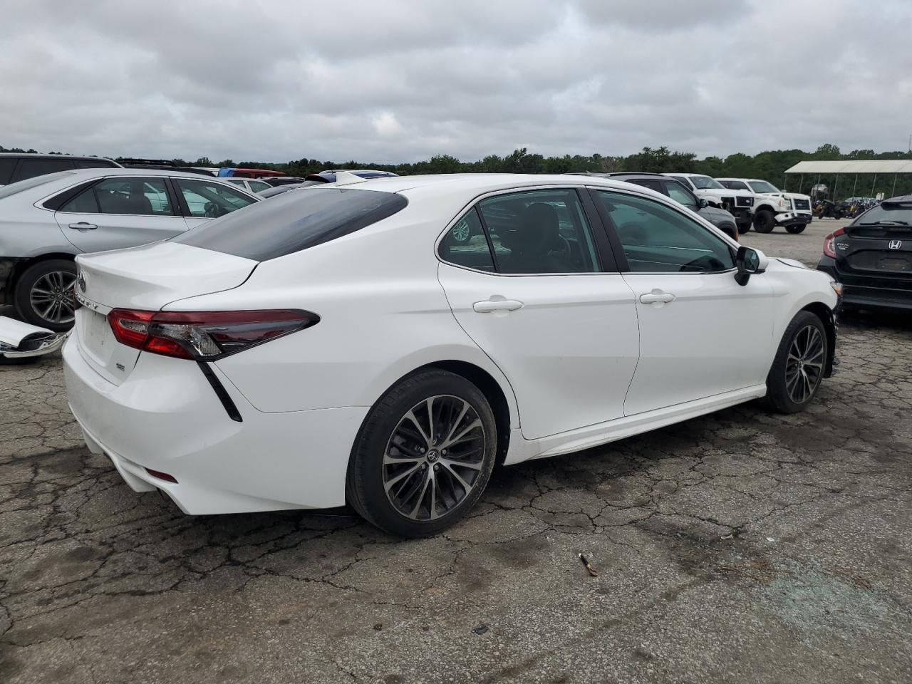 4T1G11AK5LU356633 Toyota Camry SE 3