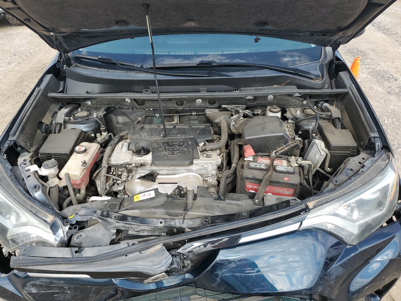 JTMZFREV3JJ173957 2018 Toyota Rav4 Le