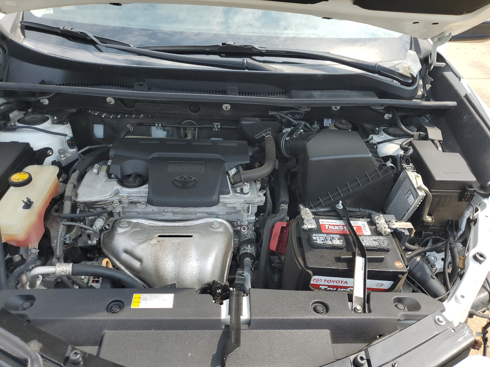 2T3ZFREV7JW469663 2018 Toyota Rav4 Le