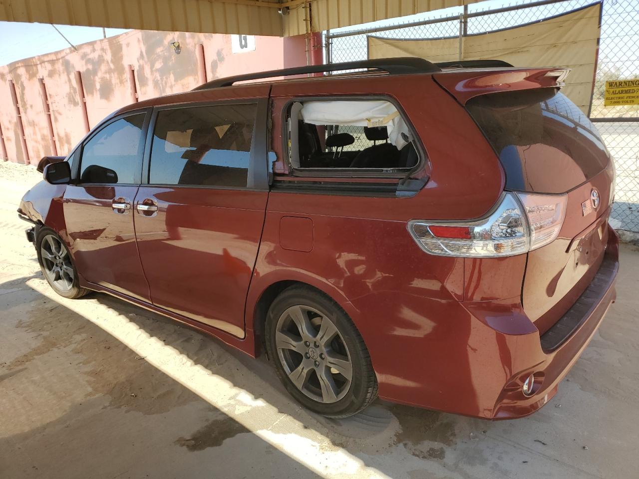 5TDXZ3DC3HS893817 2017 TOYOTA SIENNA - Image 2