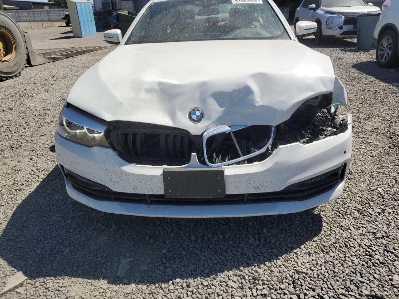 WBAJA7C54JWA71525 2018 BMW 530 Xi