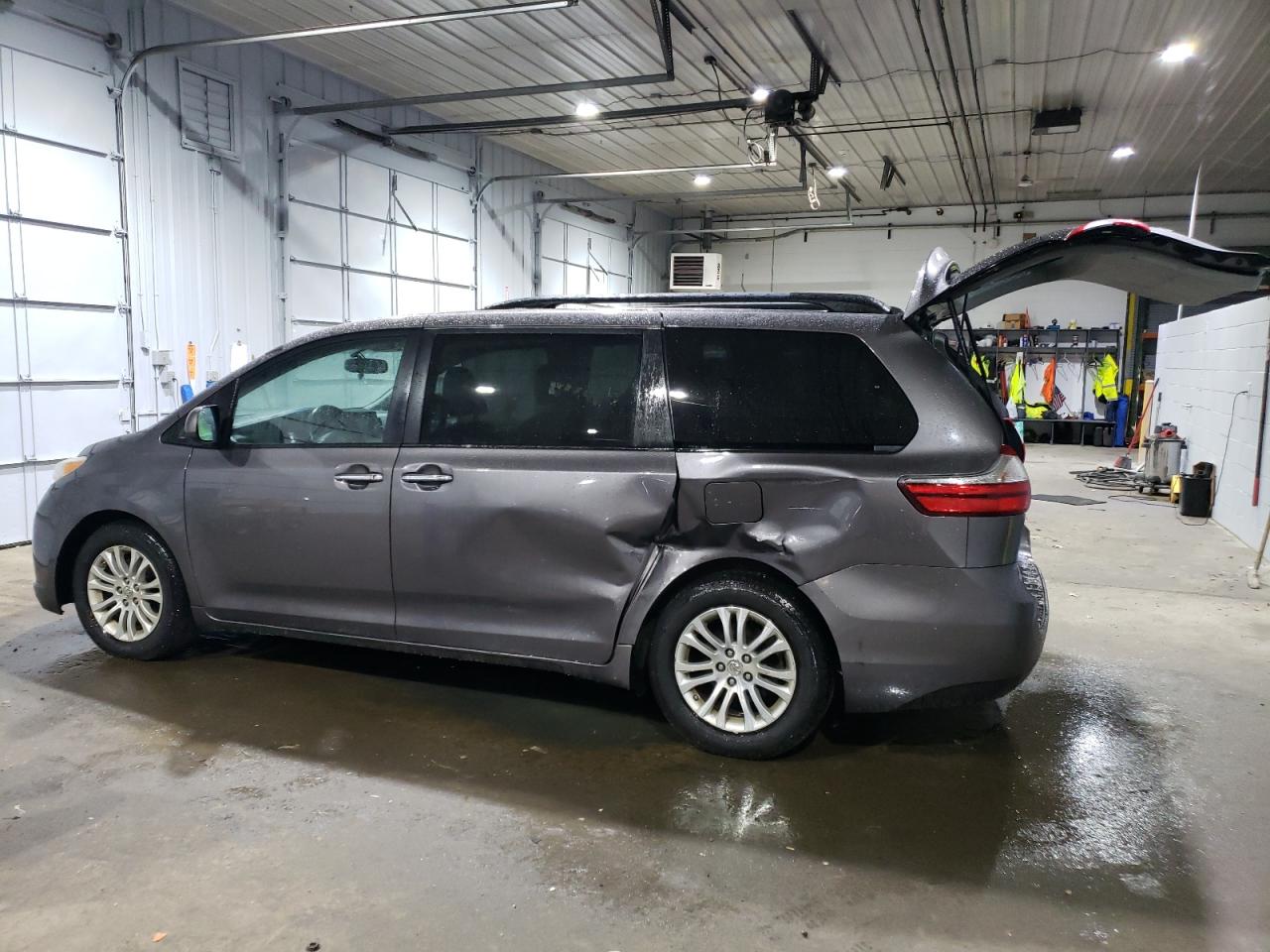 5TDYK3DCXFS604924 2015 TOYOTA SIENNA - Image 2