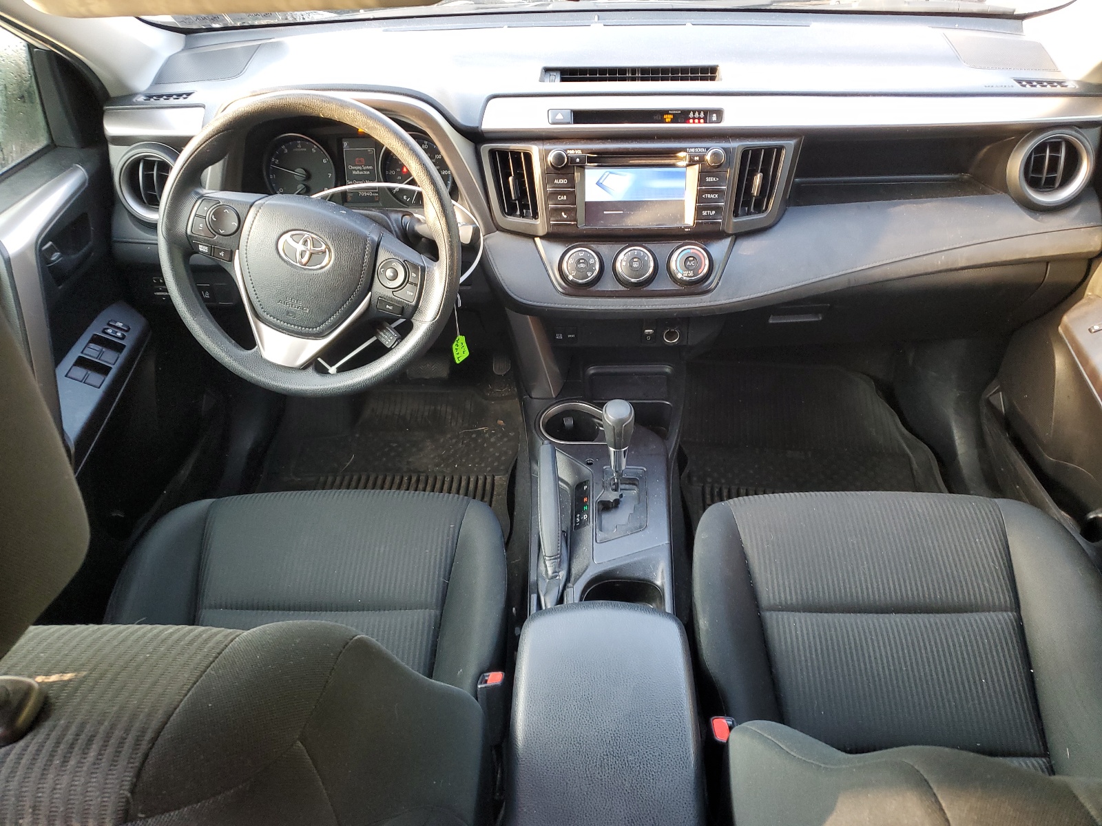 JTMBFREV3JJ725460 2018 Toyota Rav4 Le