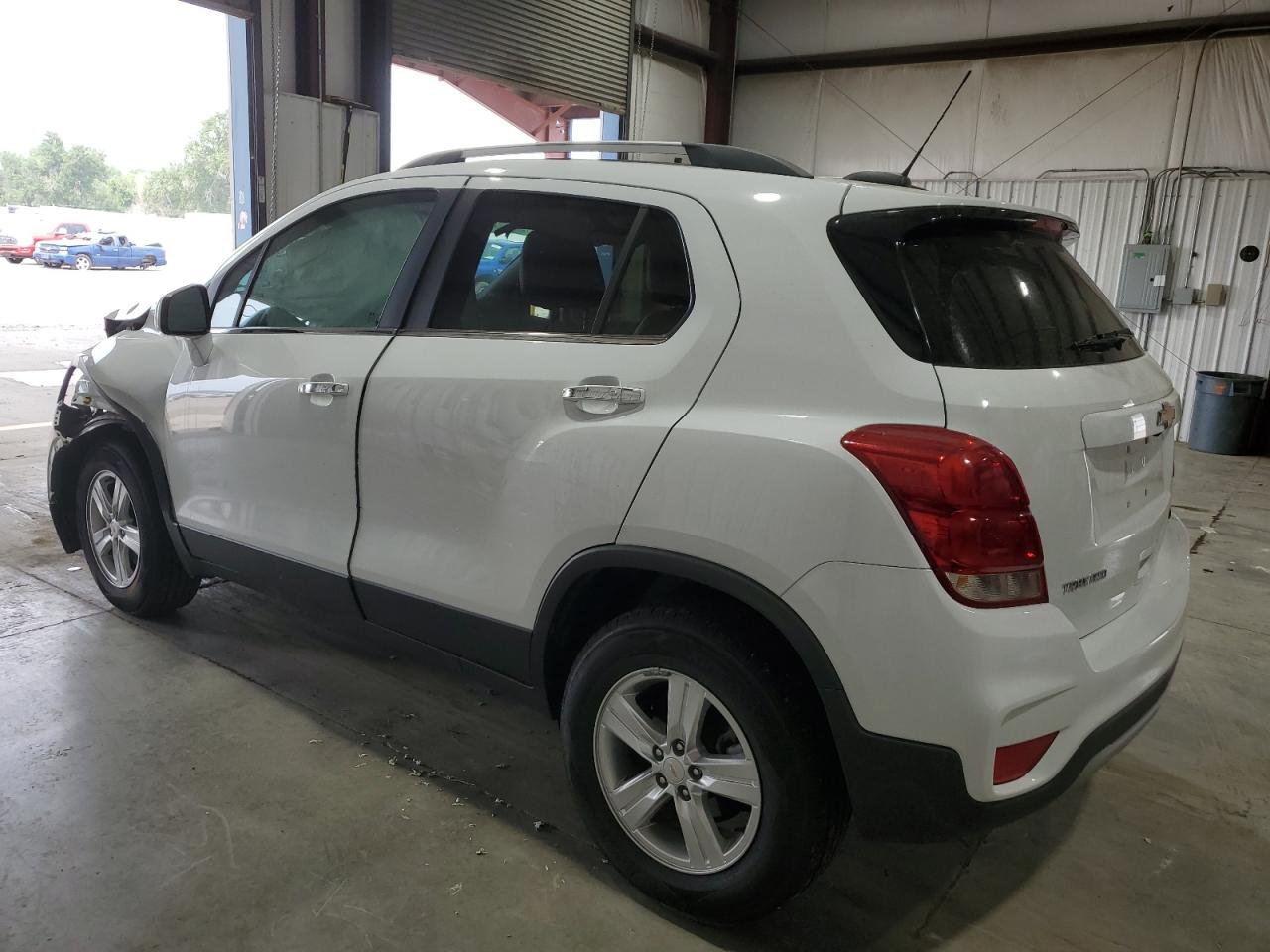 KL7CJPSB6JB669488 2018 CHEVROLET TRAX - Image 2