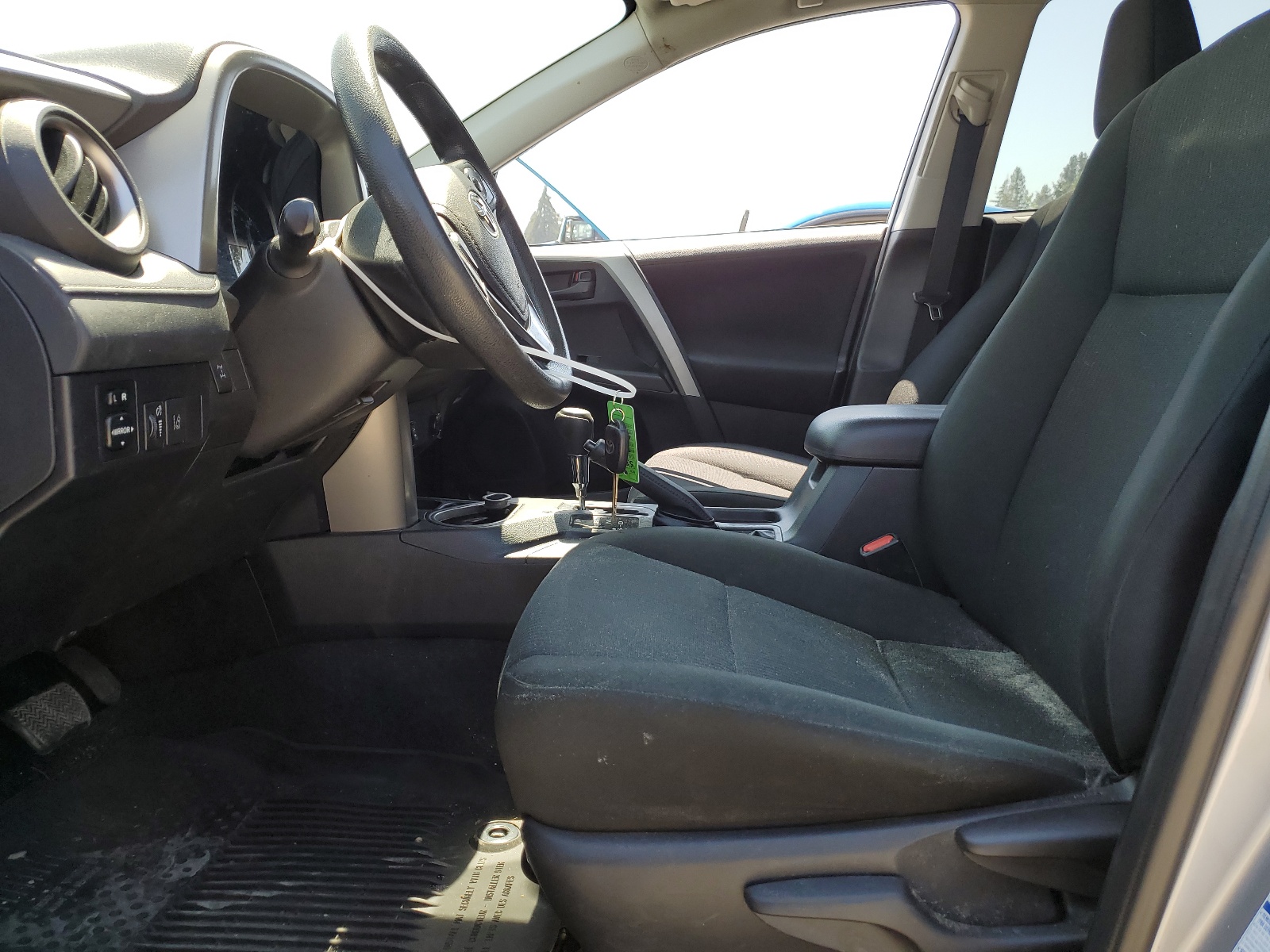 2T3BFREV5JW786732 2018 Toyota Rav4 Le