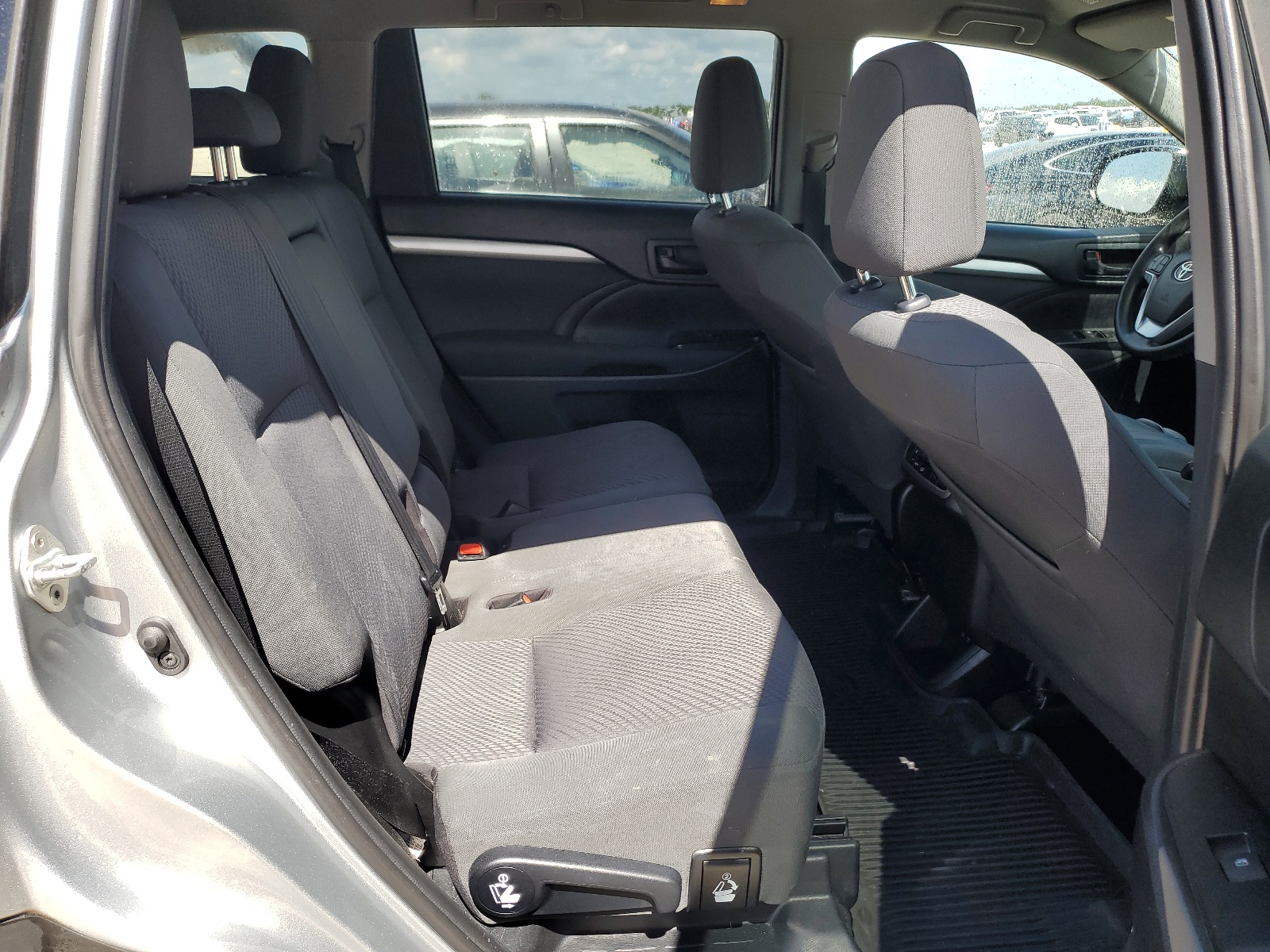 5TDZARFHXKS047493 2019 Toyota Highlander Le