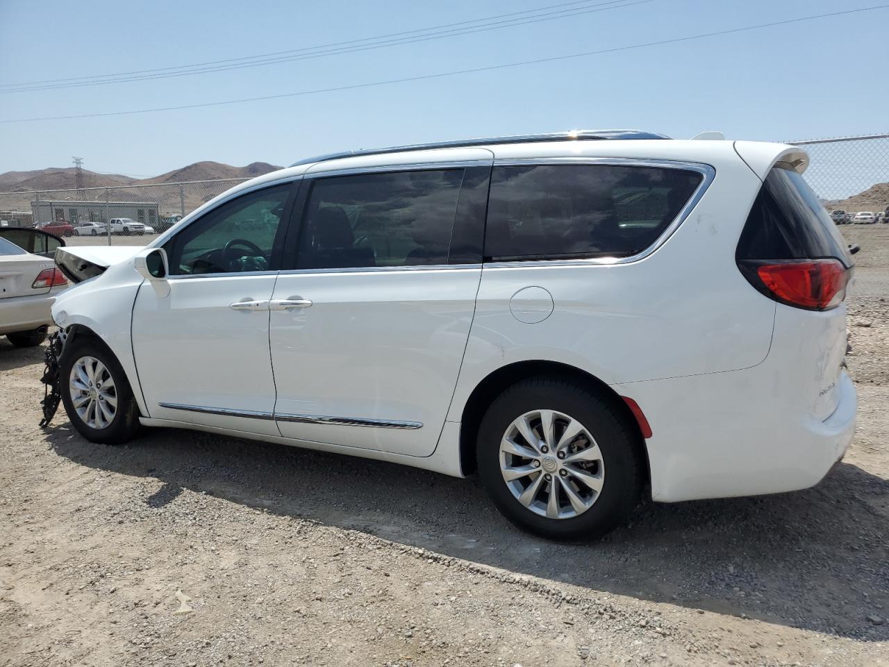 2C4RC1BG1JR154738 2018 CHRYSLER PACIFICA - Image 2