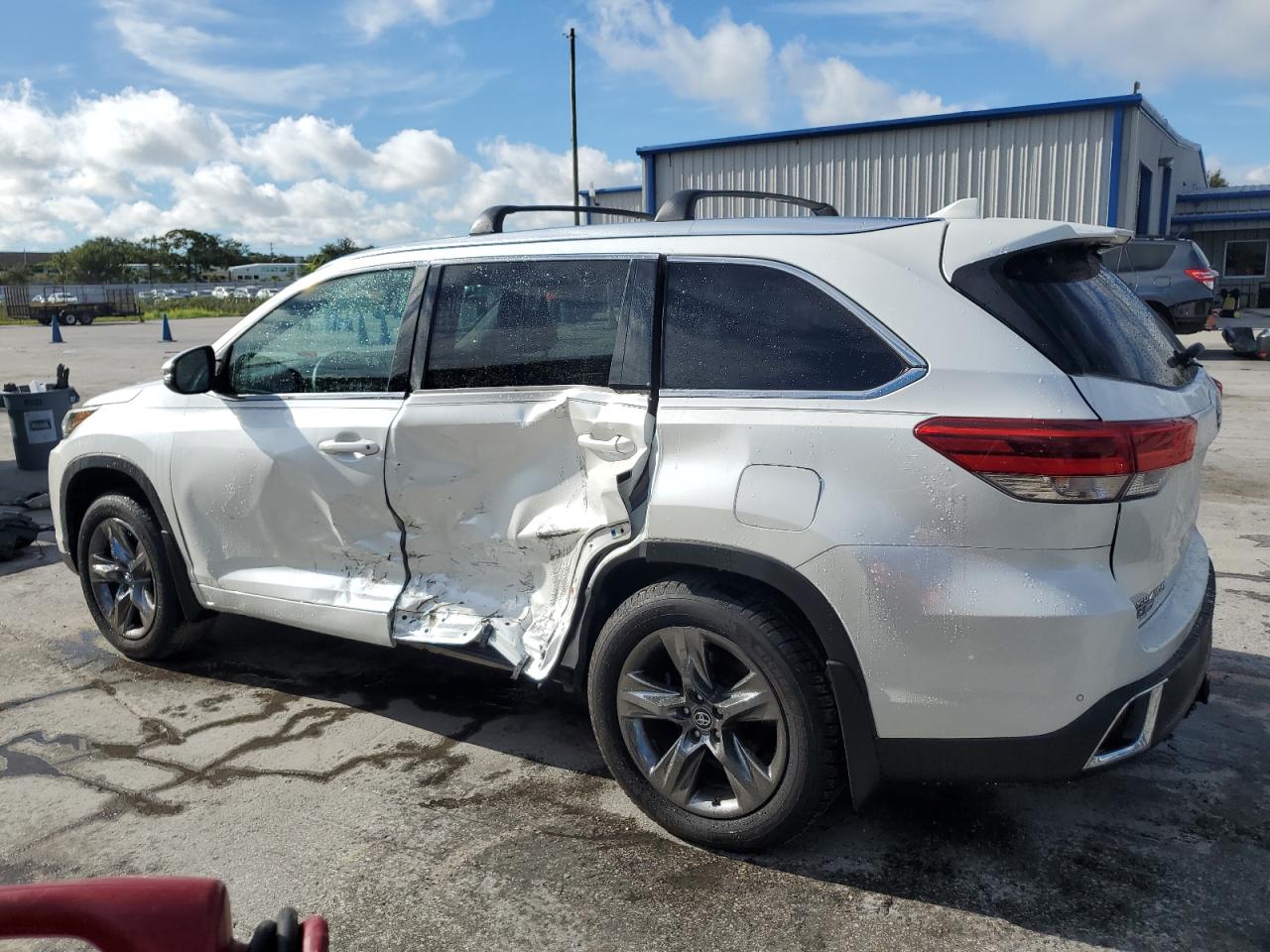 5TDDZRFH0JS808825 2018 TOYOTA HIGHLANDER - Image 2