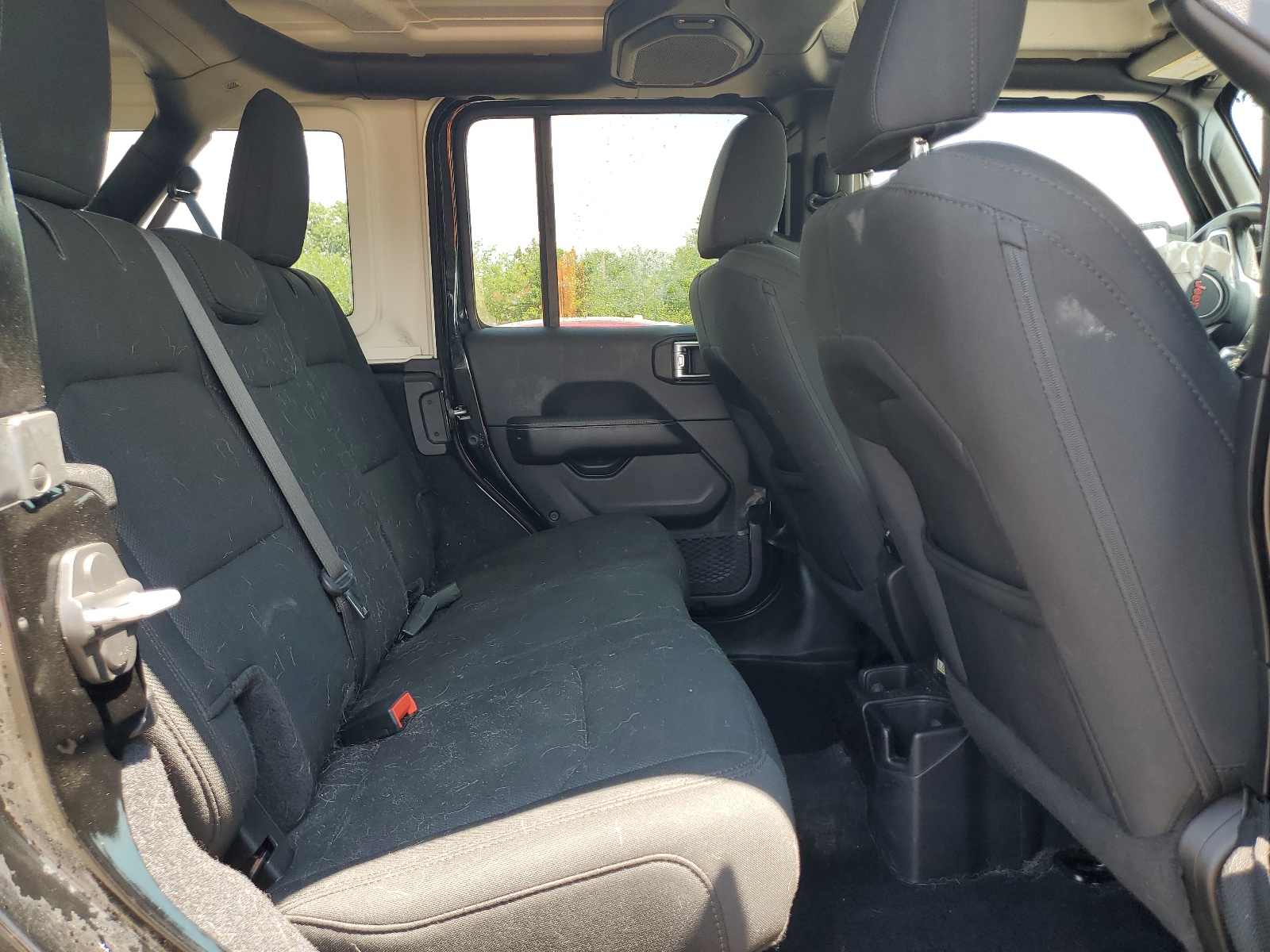 1C4HJXEGXKW589119 2019 Jeep Wrangler Unlimited Sahara