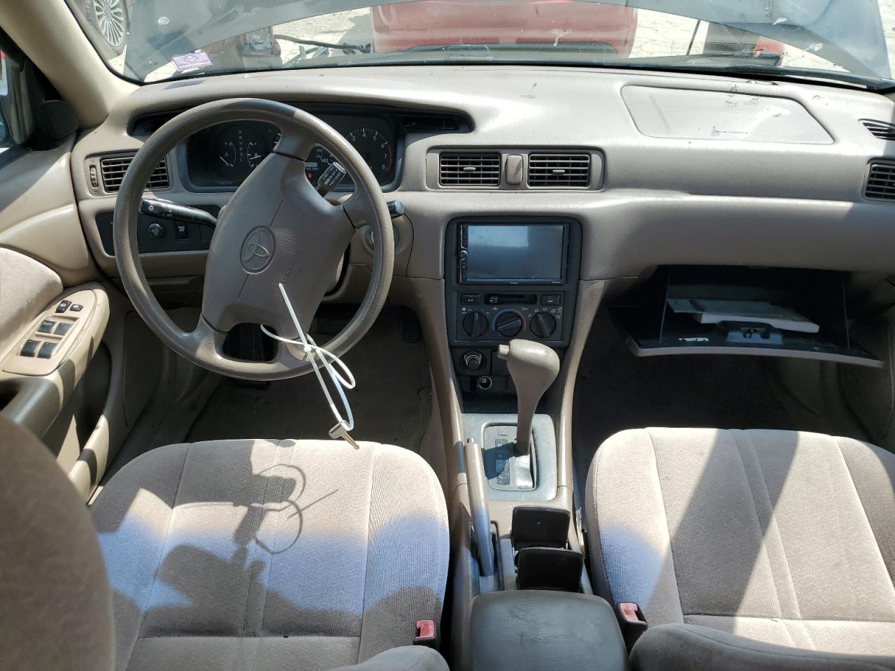 1999 Toyota Camry Le VIN: 4T1BF22K3XU090518 Lot: 62589864