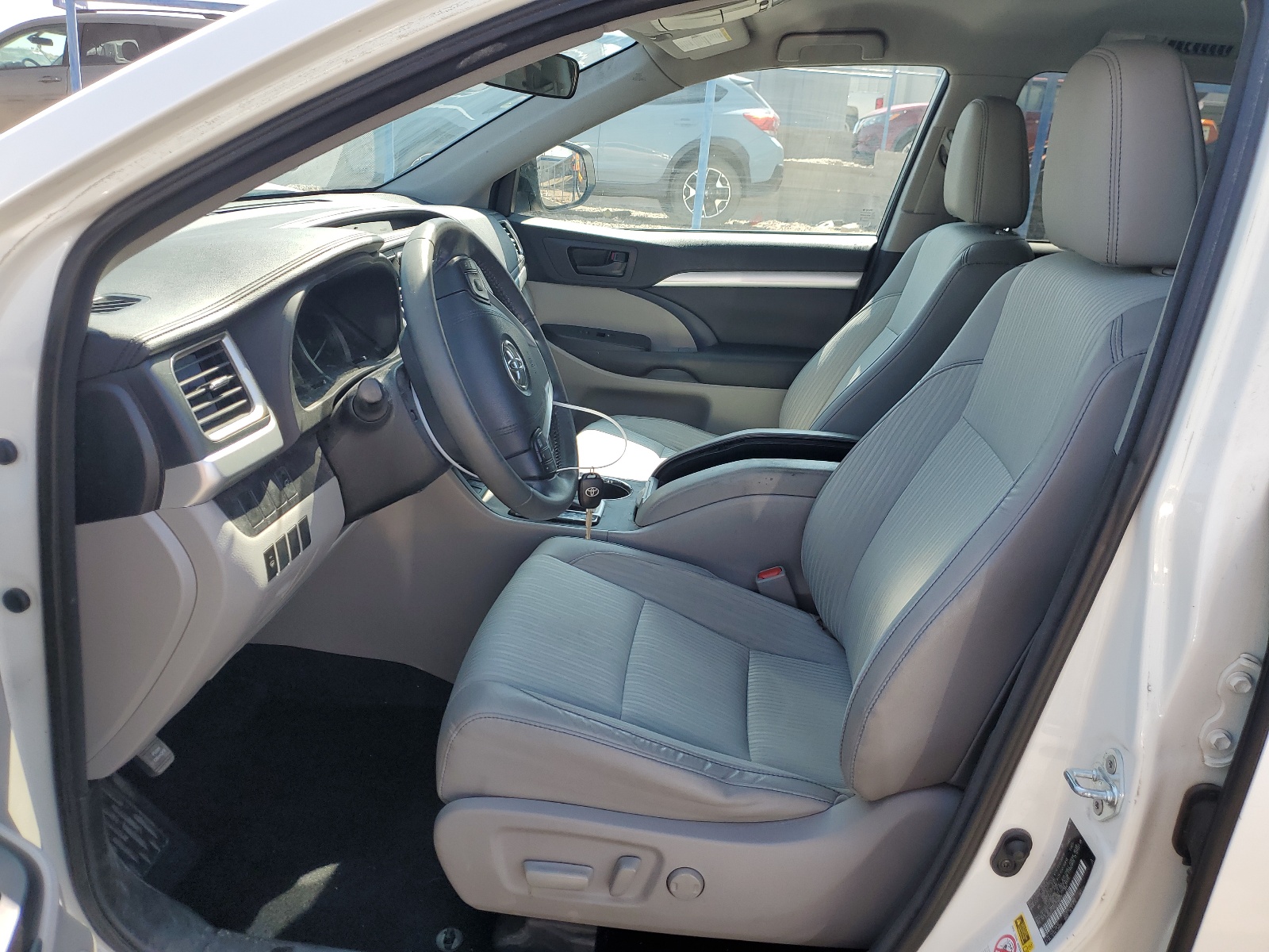 5TDBKRFH9GS318971 2016 Toyota Highlander Le