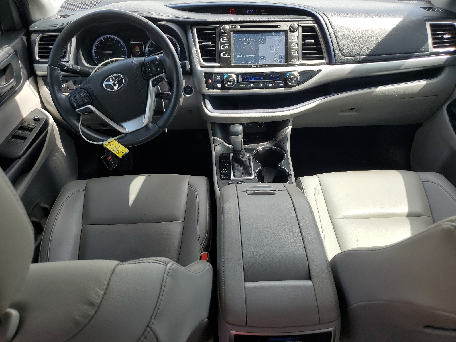 5TDKZRFH2KS338659 2019 Toyota Highlander Se