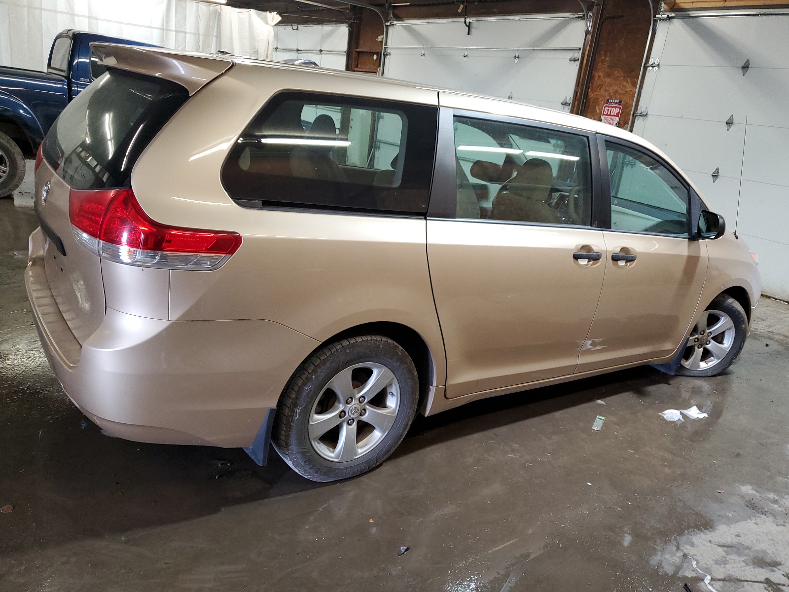 2012 Toyota Sienna vin: 5TDZK3DC4CS214014