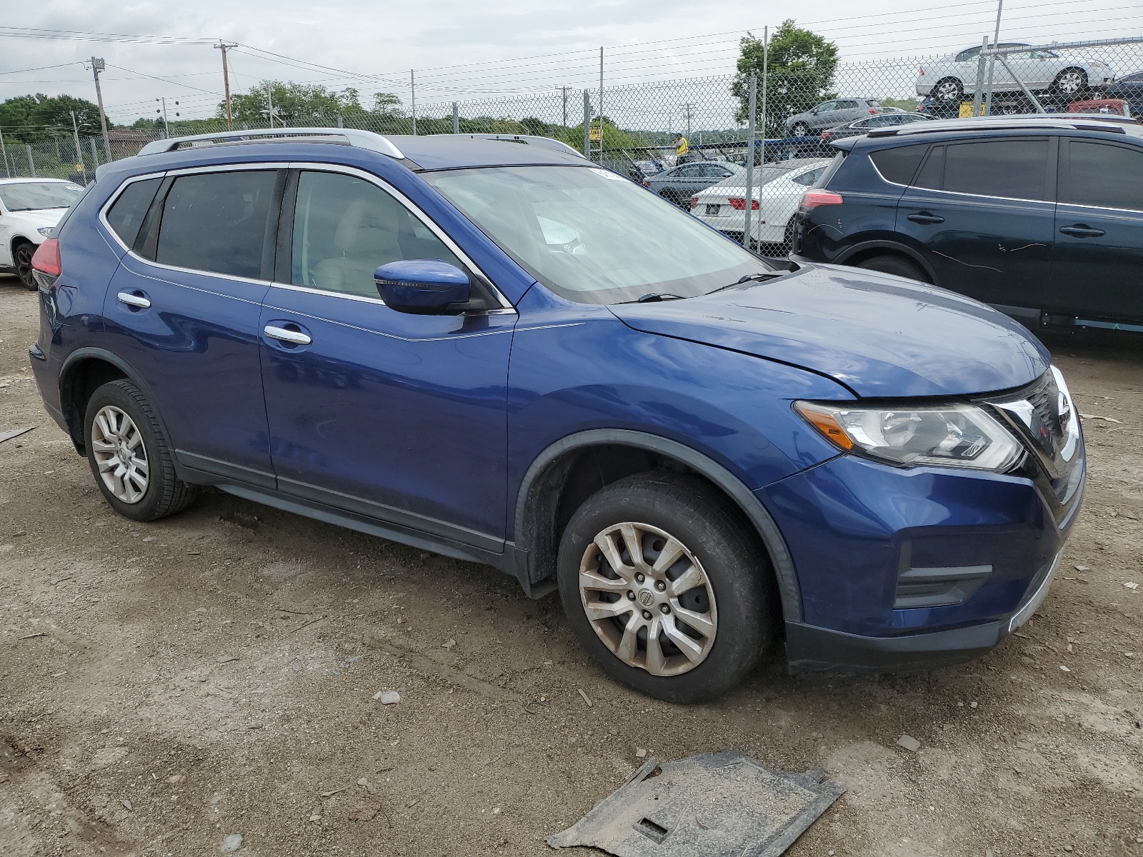 2017 Nissan Rogue S vin: KNMAT2MV2HP519843