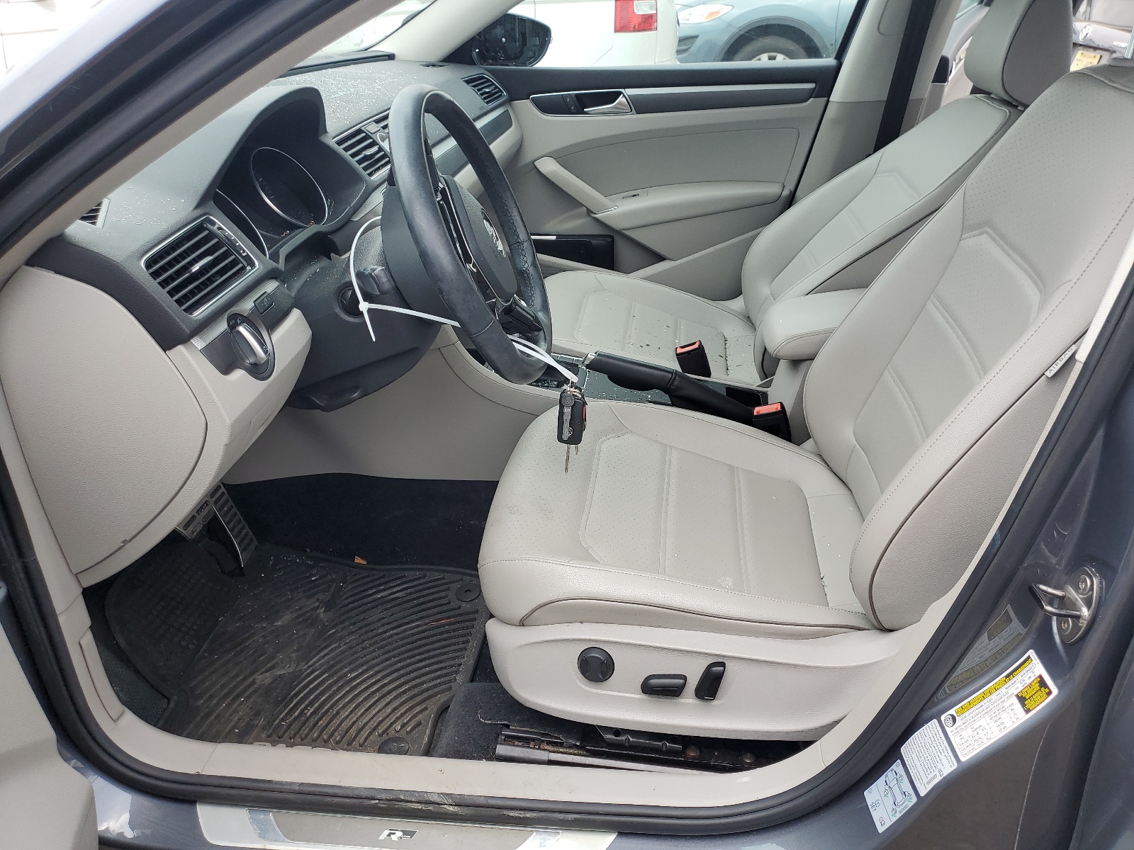 1VWDT7A32HC031705 2017 Volkswagen Passat R-Line