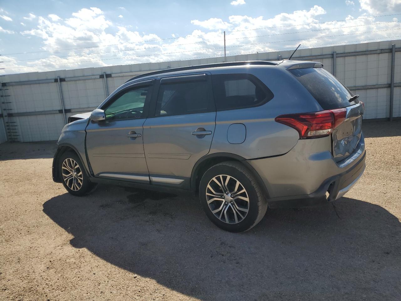 2016 Mitsubishi Outlander - Image 2