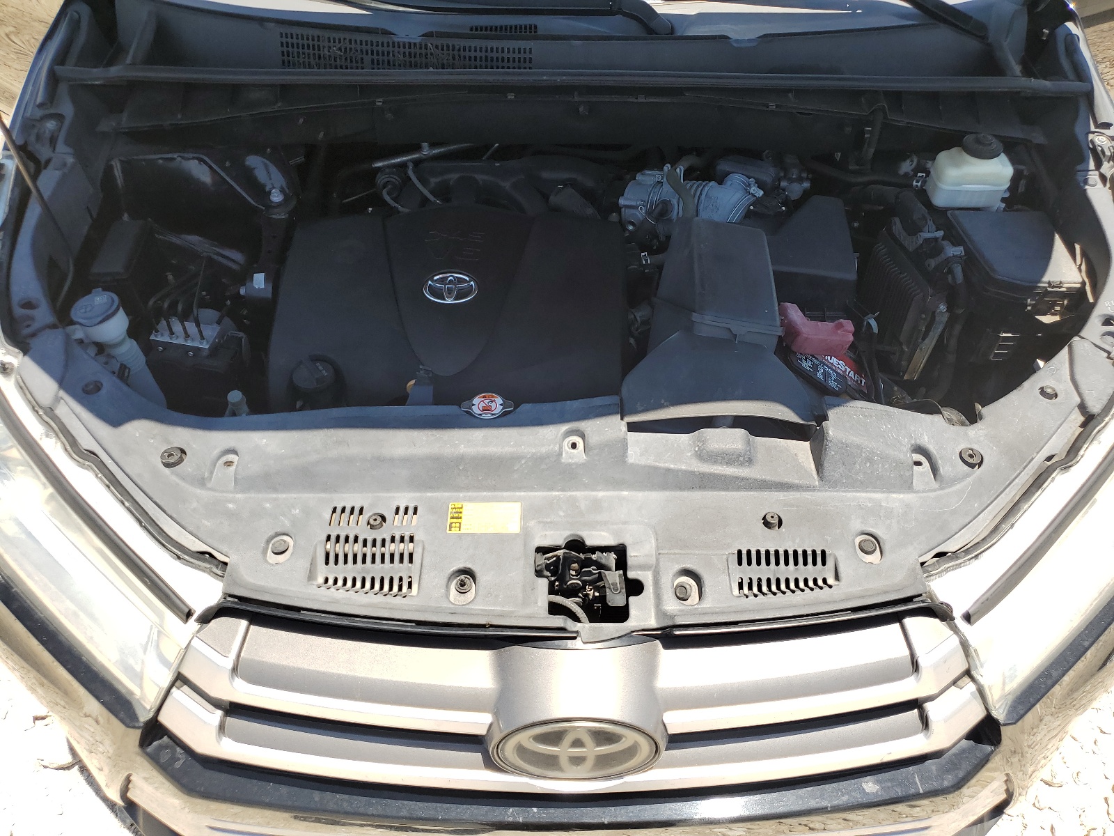 5TDZZRFHXJS272861 2018 Toyota Highlander Le