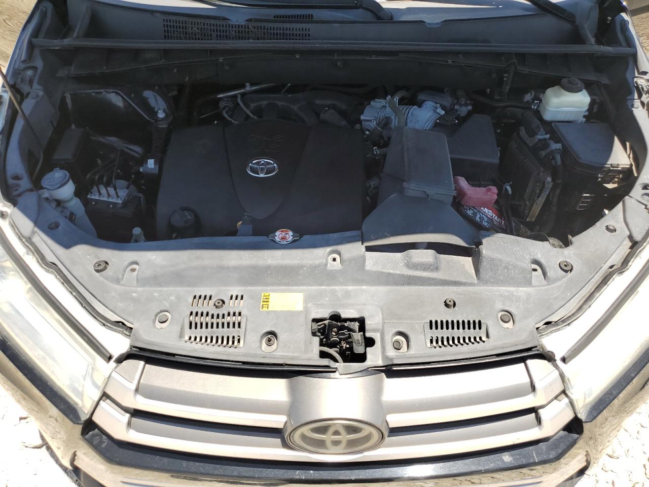 2018 Toyota Highlander Le VIN: 5TDZZRFHXJS272861 Lot: 62359144