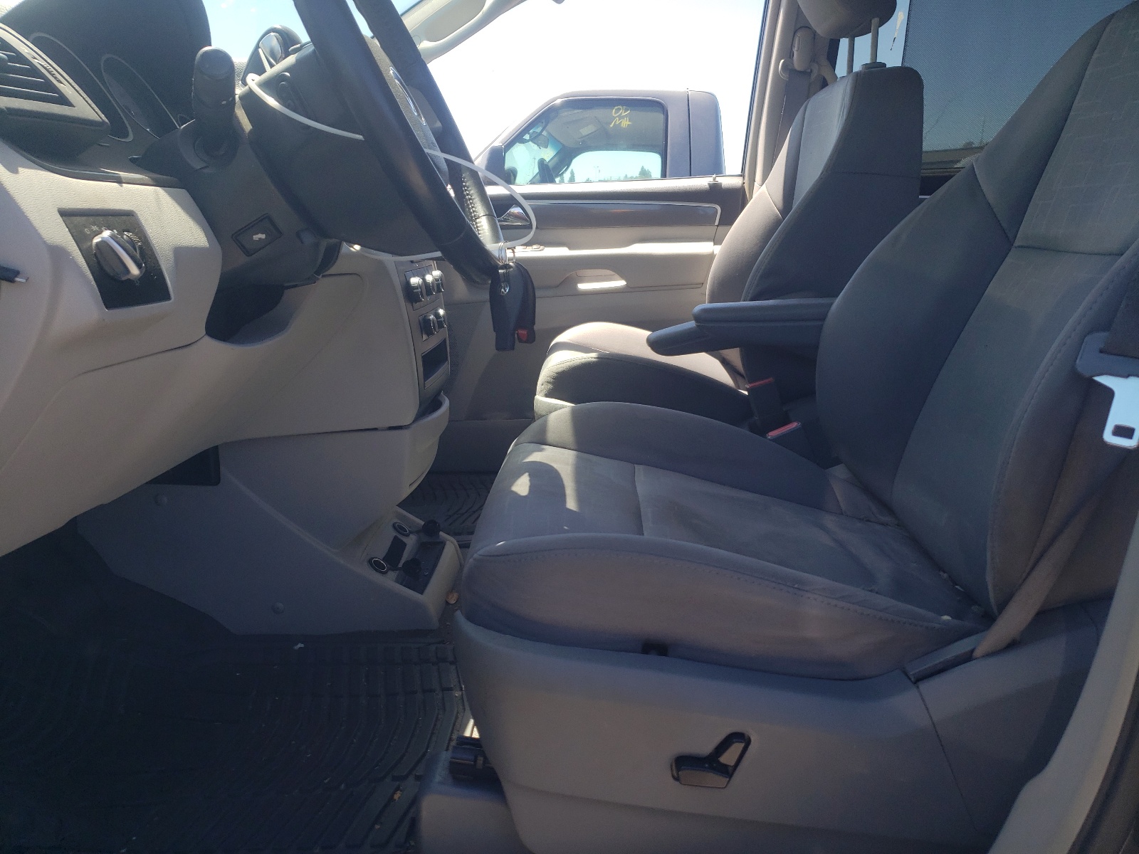 2V8HW34109R543832 2009 Volkswagen Routan Se