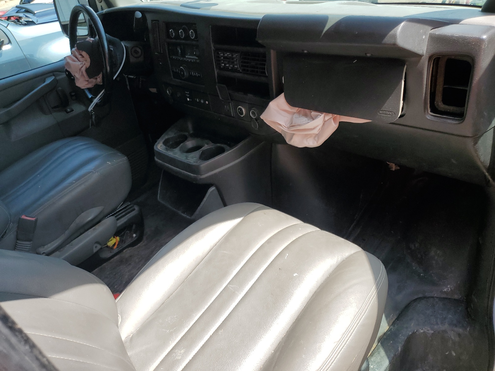 1GCWGAFG6L1253225 2020 Chevrolet Express G2500