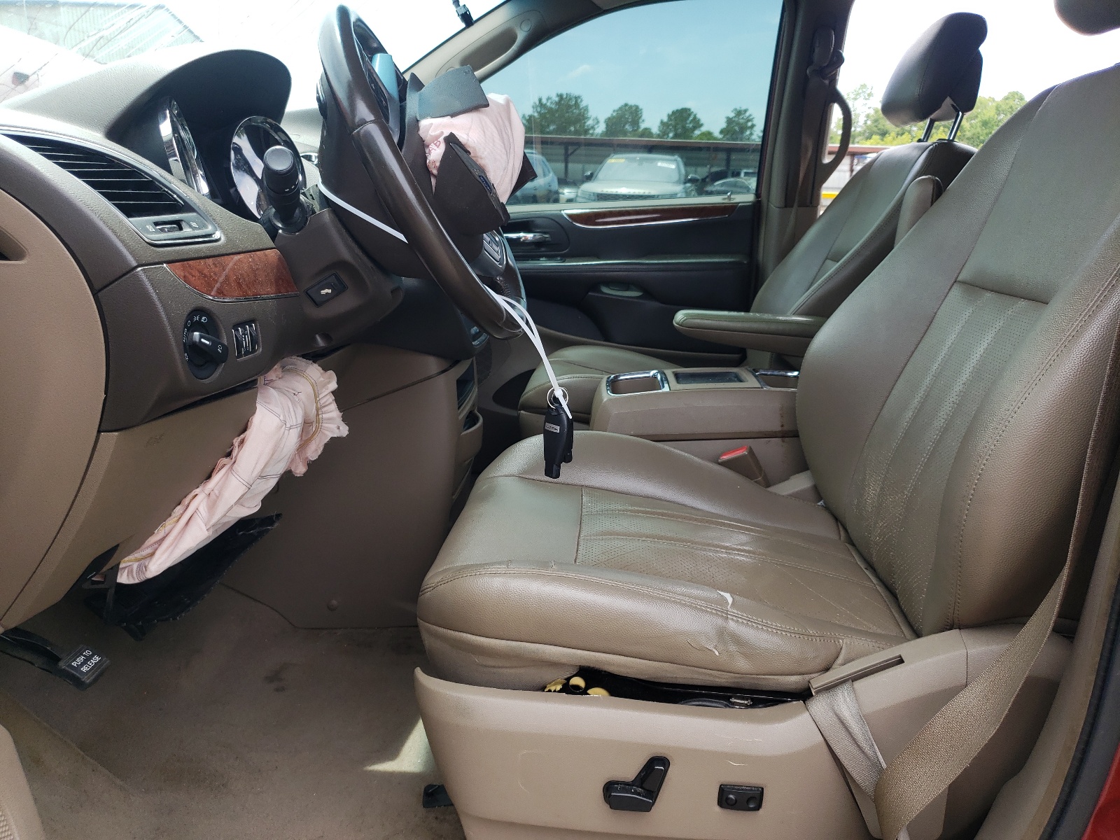 2A4RR8DG8BR713038 2011 Chrysler Town & Country Touring L