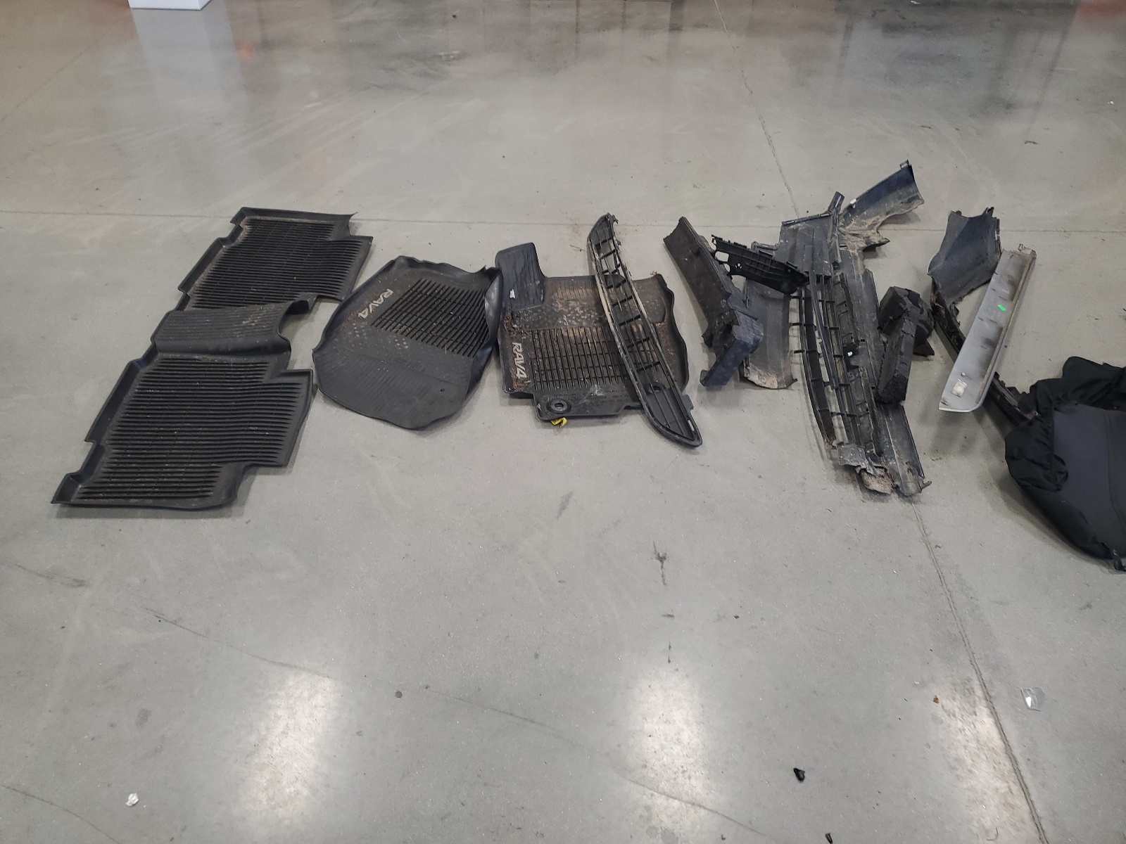 2T3RFREVXHW618819 2017 Toyota Rav4 Xle