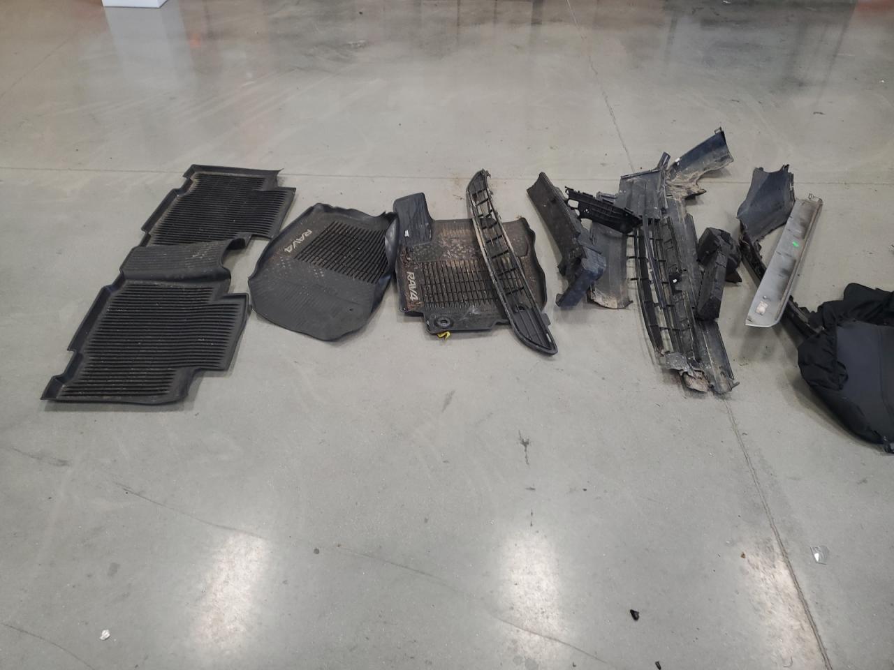 2017 Toyota Rav4 Xle VIN: 2T3RFREVXHW618819 Lot: 64969254